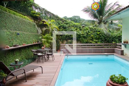 Casa à venda com 436m², 5 quartos e 2 vagas Casa à venda com 436m², 5 quartos e 2 vagasPiscina