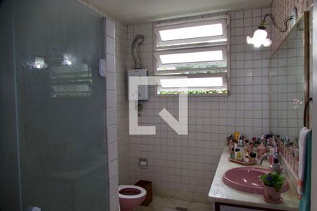 Casa à venda com 436m², 5 quartos e 2 vagas Casa à venda com 436m², 5 quartos e 2 vagasSuíte banheiro