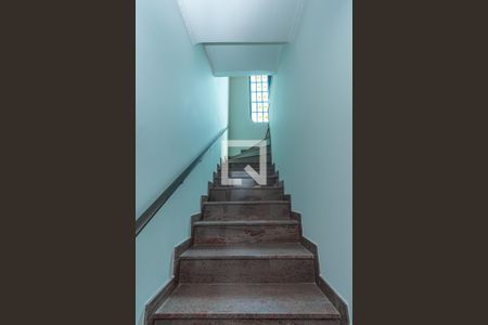 Casa à venda com 440m², 4 quartos e 5 vagasEscada de acesso suite