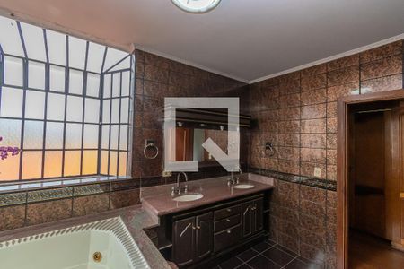 Casa à venda com 440m², 4 quartos e 5 vagasBanheiro da Suíte 1