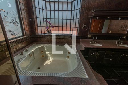 Casa à venda com 440m², 4 quartos e 5 vagasBanheiro da Suíte 1