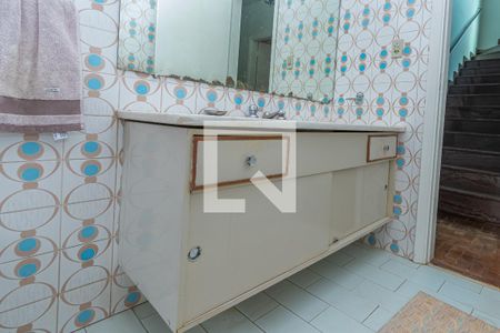 Casa à venda com 440m², 4 quartos e 5 vagasDetalhe Banheiro Corredor