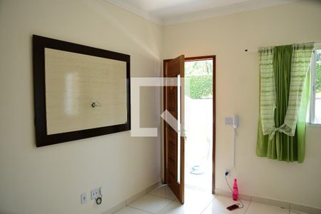 Sala de casa de condomínio para alugar com 2 quartos, 68m² em Vila Monte Serrat, Cotia