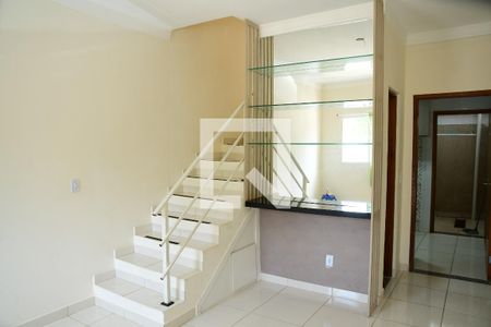 Sala de casa de condomínio para alugar com 2 quartos, 68m² em Vila Monte Serrat, Cotia