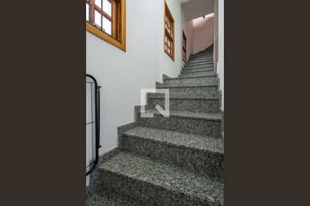 Casa de condomínio à venda com 150m², 3 quartos e 2 vagasEscada