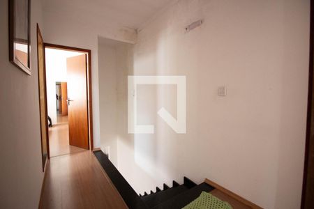 Casa à venda com 150m², 3 quartos e 2 vagas Casa à venda com 150m², 3 quartos e 2 vagasEscada