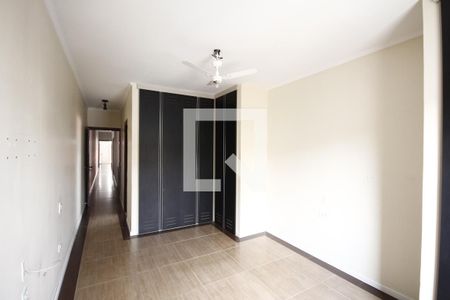 Casa à venda com 220m², 4 quartos e 2 vagasSuíte