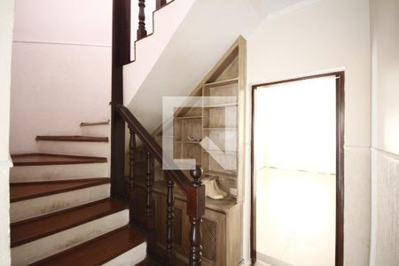 Casa à venda com 220m², 4 quartos e 2 vagasEscada