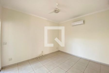 Casa de condomínio para alugar com 250m², 3 quartos e 3 vagasSala de TV