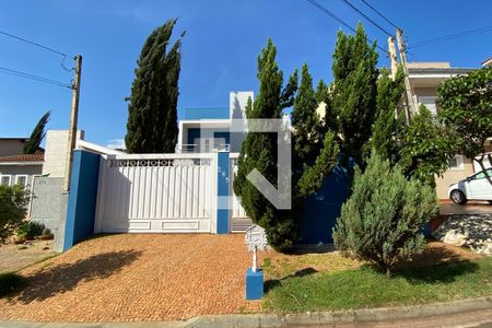 Casa de condomínio para alugar com 250m², 3 quartos e 3 vagasFachada