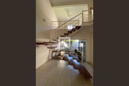 Casa de condomínio para alugar com 250m², 3 quartos e 3 vagasEscada