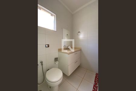 Casa de condomínio para alugar com 250m², 3 quartos e 3 vagasBanheiro da Suíte 1