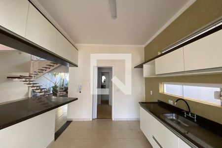 Casa de condomínio para alugar com 250m², 3 quartos e 3 vagasCozinha