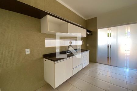 Casa de condomínio para alugar com 250m², 3 quartos e 3 vagasCozinha