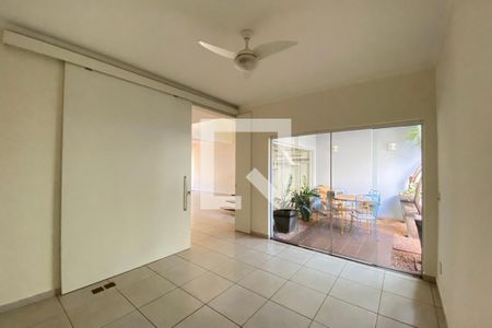 Casa de condomínio para alugar com 250m², 3 quartos e 3 vagasSala de TV