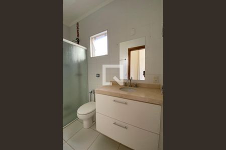 Casa de condomínio para alugar com 250m², 3 quartos e 3 vagasBanheiro da Suíte 1