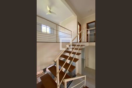 Casa de condomínio para alugar com 250m², 3 quartos e 3 vagasEscada