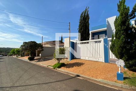Casa de condomínio para alugar com 250m², 3 quartos e 3 vagasFachada