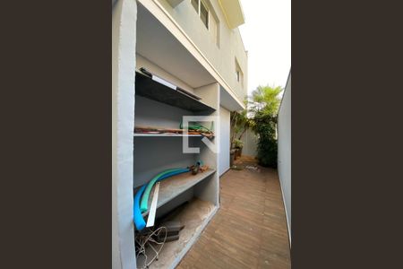 Casa de condomínio para alugar com 250m², 3 quartos e 3 vagasCorredor Lateral
