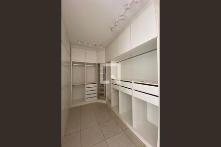Casa de condomínio para alugar com 250m², 3 quartos e 3 vagasCloset da suíte 2