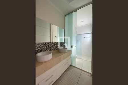 Casa de condomínio para alugar com 250m², 3 quartos e 3 vagasBanheiro da Suíte 2
