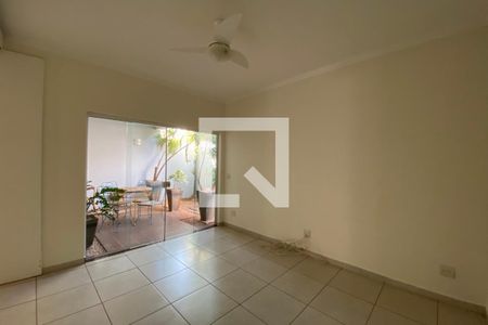 Casa de condomínio para alugar com 250m², 3 quartos e 3 vagasSala de TV