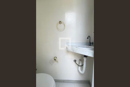 Casa de condomínio à venda com 350m², 3 quartos e 4 vagasBanheiro da piscina