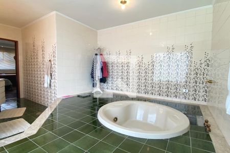 Casa de condomínio à venda com 350m², 3 quartos e 4 vagasBanheiro da Suíte 1