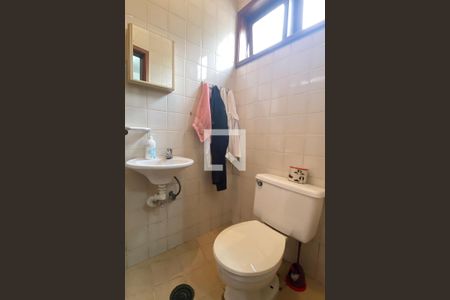 Casa de condomínio à venda com 350m², 3 quartos e 4 vagasBanheiro de serviço