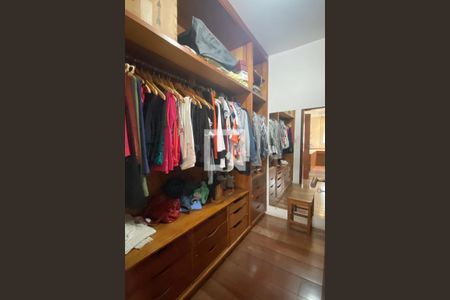 Casa de condomínio à venda com 350m², 3 quartos e 4 vagasCloset
