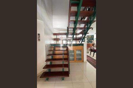 Escada de casa de condomínio à venda com 3 quartos, 350m² em Alphaville, Santana de Parnaíba