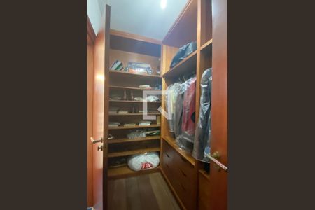 Casa de condomínio à venda com 350m², 3 quartos e 4 vagasCloset da suíte 2