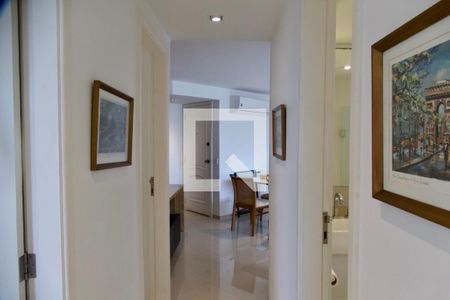 Corredor  de apartamento para alugar com 3 quartos, 75m² em Barra da Tijuca, Rio de Janeiro