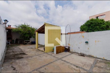 Casa à venda com 225m², 2 quartos e 2 vagas Casa à venda com 225m², 2 quartos e 2 vagasQuintal
