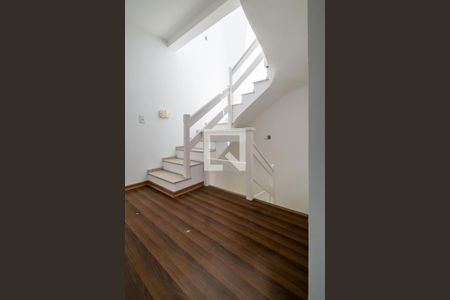 Casa à venda com 190m², 3 quartos e 2 vagas Casa à venda com 190m², 3 quartos e 2 vagasEscada