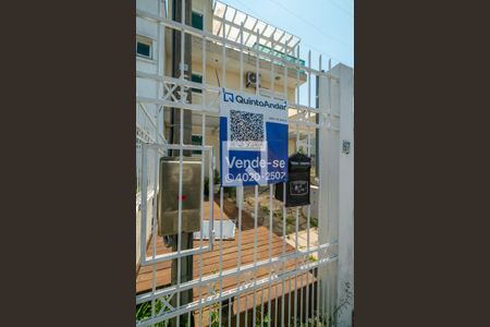 Casa à venda com 190m², 3 quartos e 2 vagas Casa à venda com 190m², 3 quartos e 2 vagasFachada