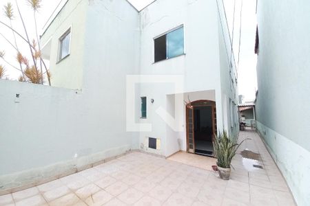 Casa à venda com 180m², 3 quartos e 2 vagasFachada