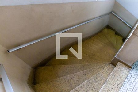 Apartamento para alugar com 83m², 2 quartos e 1 vagaEscada