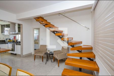 Apartamento à venda com 300m², 5 quartos e 4 vagas Apartamento à venda com 300m², 5 quartos e 4 vagasEscada