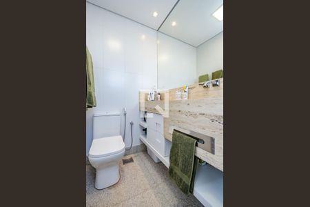 Apartamento à venda com 300m², 5 quartos e 4 vagas Apartamento à venda com 300m², 5 quartos e 4 vagasBanheiro da Suíte