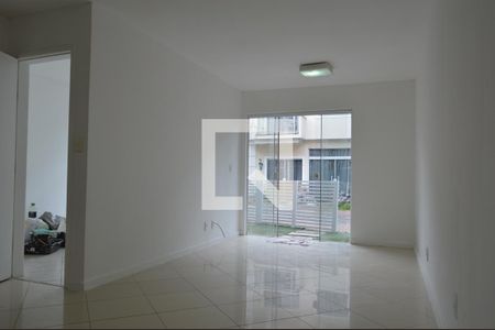 Sala de casa de condomínio para alugar com 4 quartos, 98m² em Tanque, Rio de Janeiro