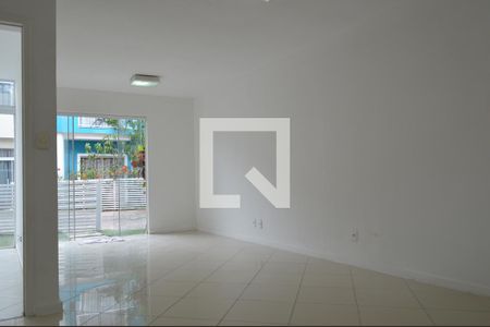 Sala de casa de condomínio para alugar com 4 quartos, 98m² em Tanque, Rio de Janeiro