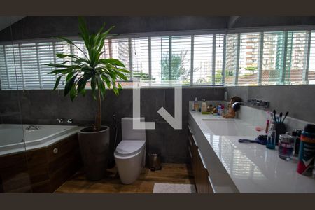 Casa de condomínio à venda com 302m², 5 quartos e 2 vagas Casa de condomínio à venda com 302m², 5 quartos e 2 vagasBanheiro da Suíte 2