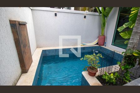 Casa de condomínio à venda com 302m², 5 quartos e 2 vagas Casa de condomínio à venda com 302m², 5 quartos e 2 vagasPiscina