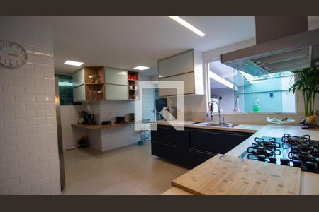 Casa de condomínio à venda com 302m², 5 quartos e 2 vagas Casa de condomínio à venda com 302m², 5 quartos e 2 vagasCozinha