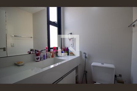 Casa de condomínio à venda com 302m², 5 quartos e 2 vagas Casa de condomínio à venda com 302m², 5 quartos e 2 vagasBanheiro da Suíte 1