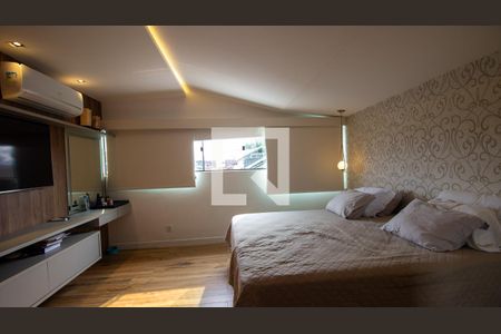 Casa de condomínio à venda com 302m², 5 quartos e 2 vagas Casa de condomínio à venda com 302m², 5 quartos e 2 vagasSuíte 2