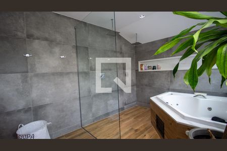 Casa de condomínio à venda com 302m², 5 quartos e 2 vagas Casa de condomínio à venda com 302m², 5 quartos e 2 vagasBanheiro da Suíte 2