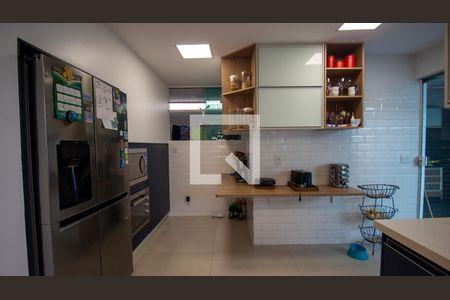 Casa de condomínio à venda com 302m², 5 quartos e 2 vagas Casa de condomínio à venda com 302m², 5 quartos e 2 vagasCozinha