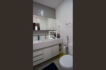 Casa de condomínio à venda com 302m², 5 quartos e 2 vagas Casa de condomínio à venda com 302m², 5 quartos e 2 vagasBanheiro Social